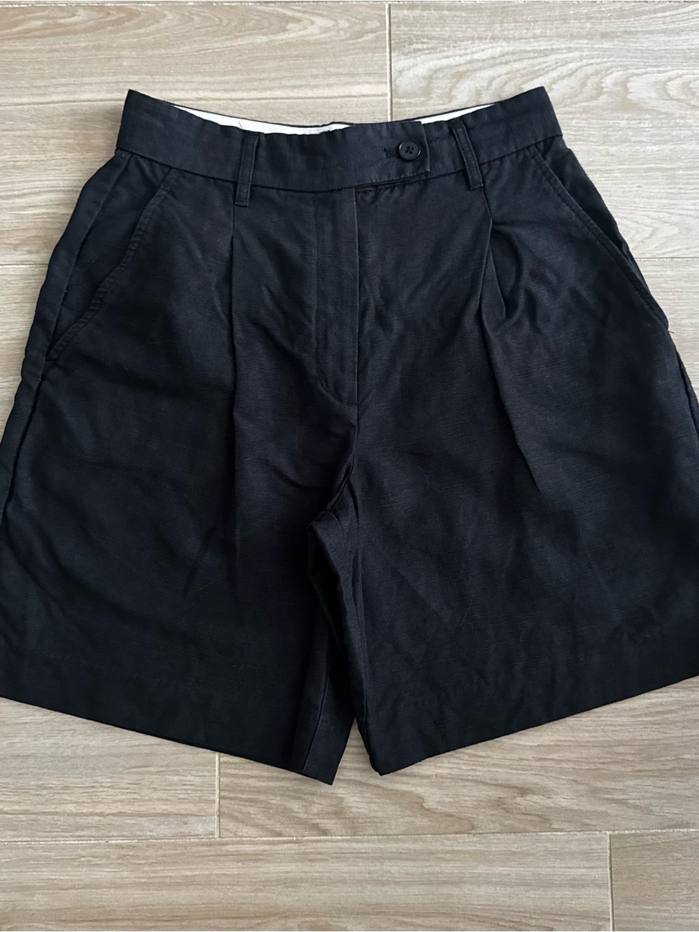 Aritzia Wilfred Black Pleated Linen Shorts, Size S